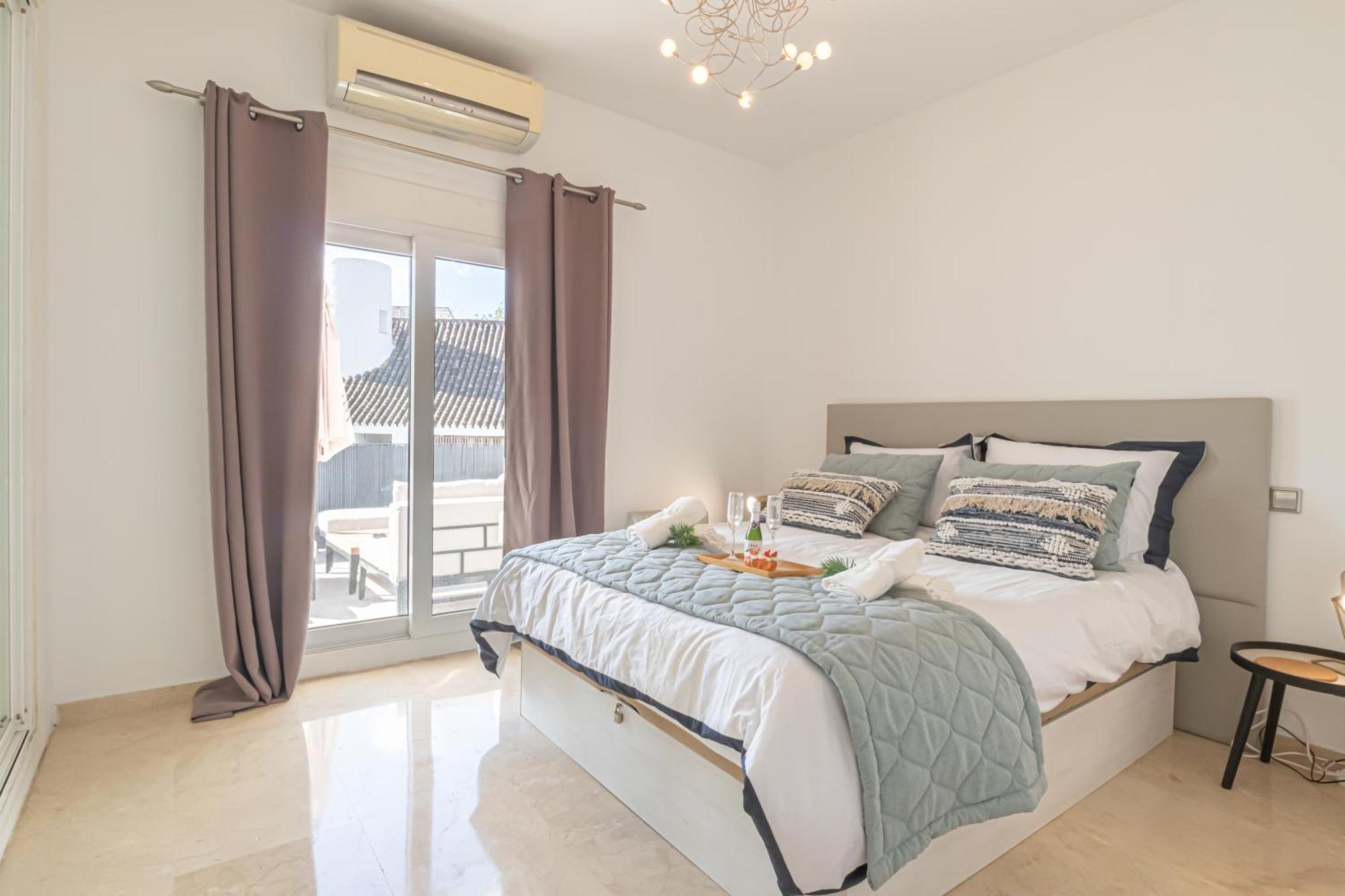 Apartment Puerto Banus Near La Sala By The Sea - Happy